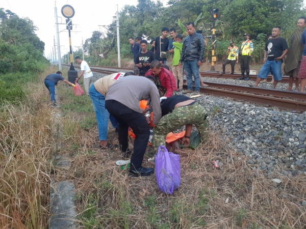 Proses evakuasi oleh Kepolisian, TNI bersama warga terhadap korban di perlintasan KA di Dusun Ngawonggo, Desa Ngawonggo, Kecamatan Ceper (Dok. Polsek Ceper)