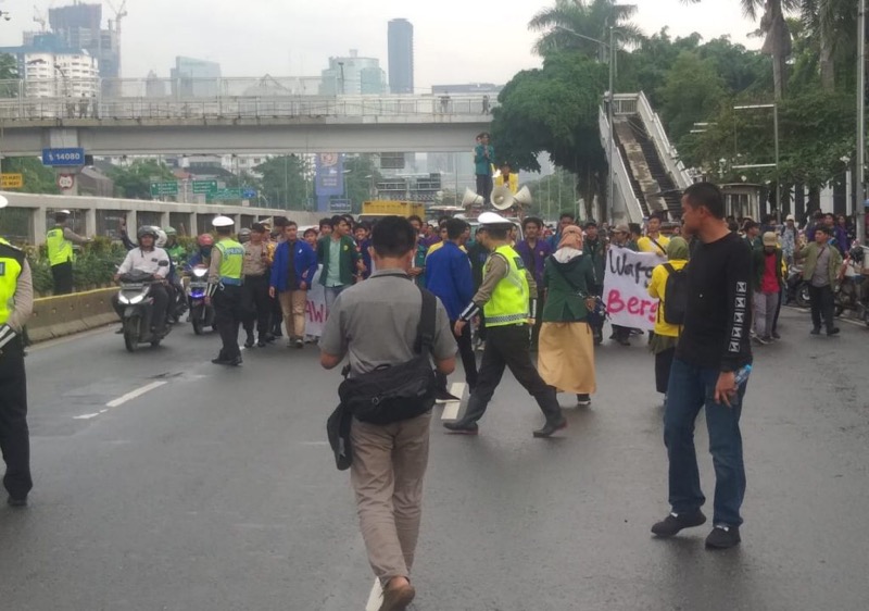 Arus lalu lintas di kawasan gedung DPR/MPR Jakarta tersendat karena aksi massa memadati bahu jalan.