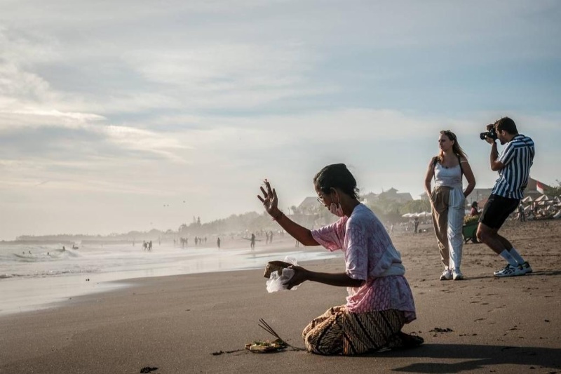 Wisman di salah satu pantai di Bali