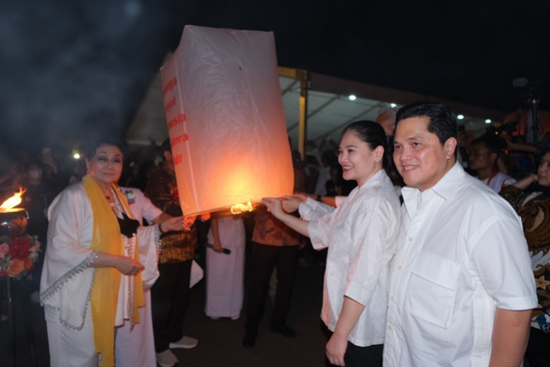 Pelepasan lampion di Candi Borobudur