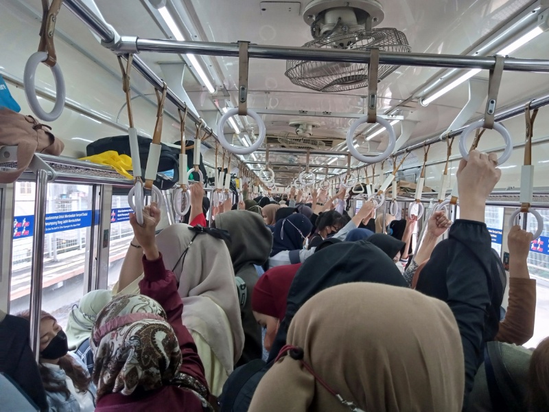 Suasana di kereta khusus wanita di rangkaian KRL tujuan akhir Jakarta