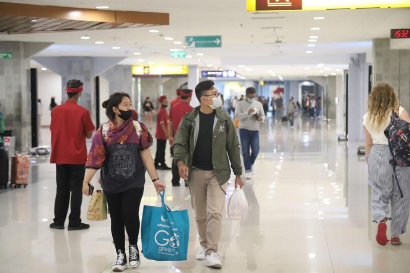 Suasana di salah satu Bandara Angkasa Pura I saat libur panjang pekan lalu