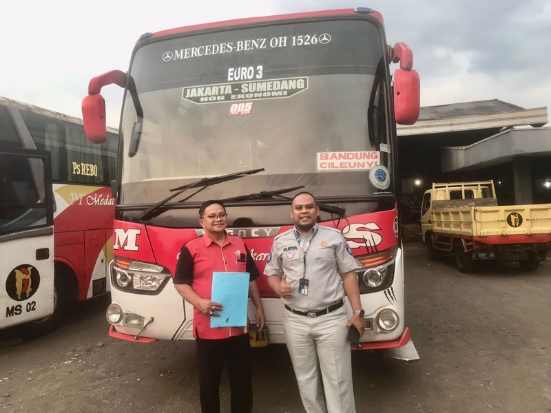 Petugas Jasa Raharja Samsat Jatinangor, Suryadi Kusumah melakukan kunjungan silaturahmi ke pemilik PO Medal Sekarwangi di Desa Parigi, Kecamatan Sumedang Selatan, Kabupaten Sumedang.