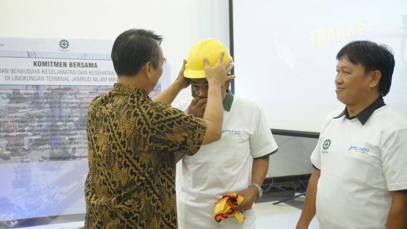 Penyerahan APD secara simbolis dari SPMT kepada TKBM di Pelabuhan Tanjung Perak