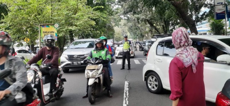 Badan Pendapatan Daerah (Bapenda) Jawa Barat bersama Satuan Lalu lintas (Satlantas) Polresta Bogor Kota melakukan operasi pajak kendaraan bermotor.