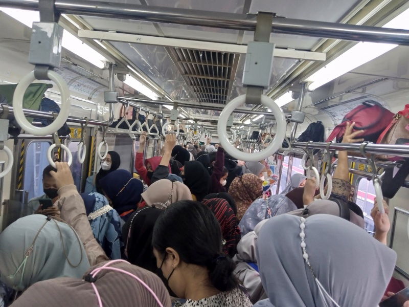 Suasana di kereta khusus wanita pagi ini untuk tujuan akhir Jakarta