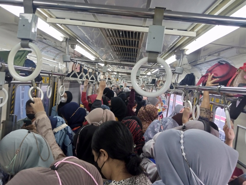 Suasana di kereta khusus wanita pagi ini untuk tujuan akhir Jakarta