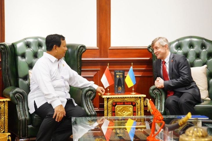 Menteri Pertahanan Prabowo Subianto menerima kunjungan kehormatan Duta Besar Ukraina untuk Indonesia Vasyl Hamianin di Kantor Kementerian Pertahanan (Kemhan), Jalan Medan Merdeka Barat, Jakarta Pusat, Senin (5/6/2023). 