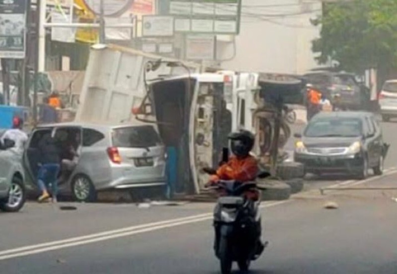 Kecelakaan truk muatan pasir tabrak mobil Agya di Semarang. (Ist)