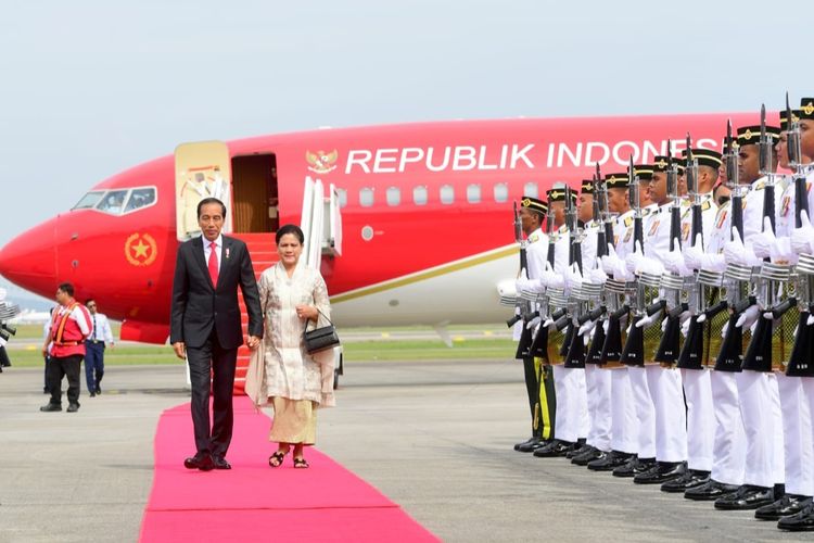 Presiden Joko Widodo dan Ibu Iriana Joko Widodo tiba di Bandara Internasional Kuala Lumpur, Malaysia, Rabu (7/6/2023).