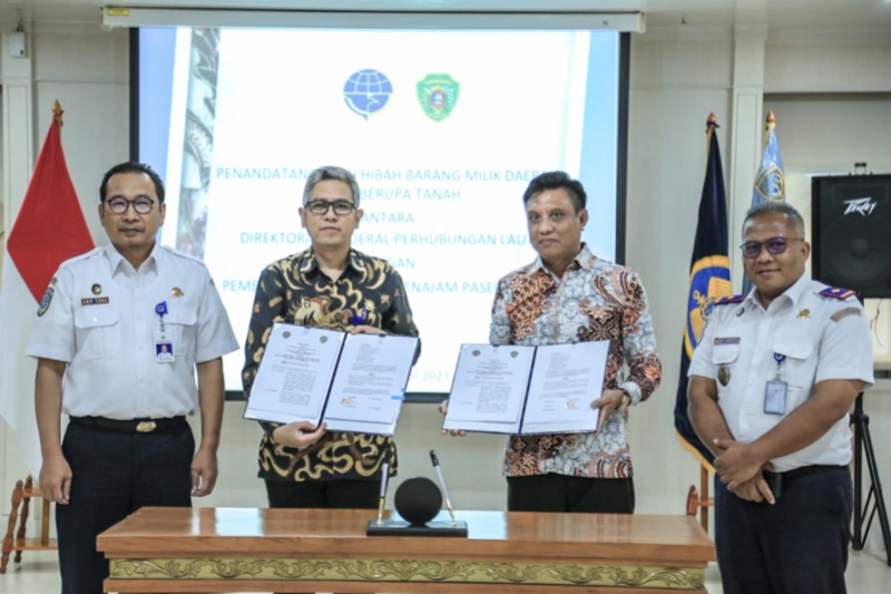 Para pejabat usai penandatanganan hibah tanah di Kalimantan Timur untuk Pelabuhan