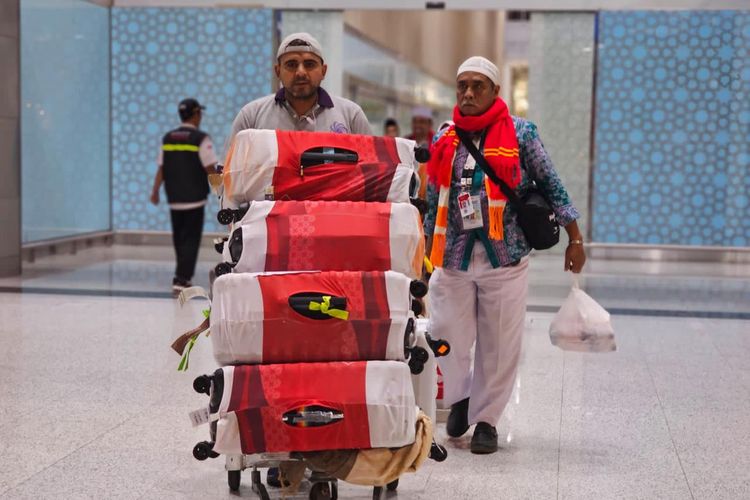 Jemaah haji saat tiba di Bandara AMAA Madinah. 