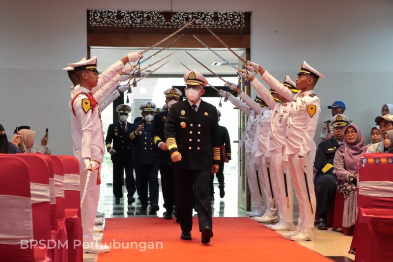 Kepala BPSDMP disambut pedang pora sesaat sebelum melantik lulusan PIP Semarang