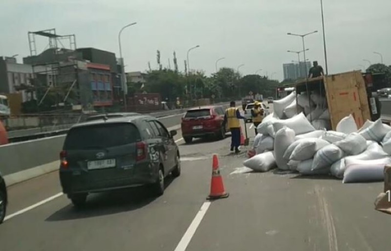 Kecelakaan dialami truk muatan barang dengan nomor polisi B-9552-BDD hingga terguling di KM 4 B Tol Jakarta Lingkar Barat, Cengkareng, Jakarta Barat, Kamis (8/6/2023) siang.