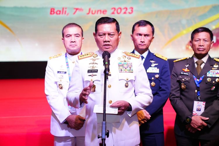 Panglima TNI Laksamana Yudo Margono mengajak pimpinan militer se-ASEAN untuk mempertahankan perdamaian di kawasan Asia Tenggara. Hal itu diungkapkan Panglima Yudo saat memimpin sidang ke-20 ASEAN Chief of Defence Forces Meeting (ACDFM) di Candi Ballroom, Apurva Kempinski Hotel, Nusa Dua, Bali, pada Rabu (7/6/2023). 