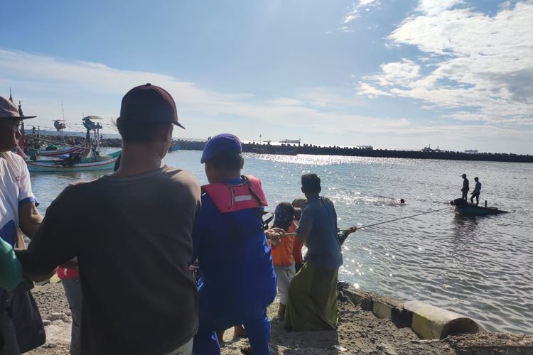 Kapal kecil service boat yang karam berhasil diselamatkan dan dibawa ke Pelabuhan Kalbut pada Rabu (7/6/2023).(Dokumentasi Polres Situbondo)