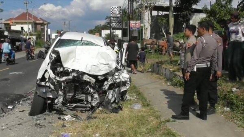 Mobil Terios ringsek usai hantam truk Fuso di Temanggung, Jawa Tengah. (Ist)