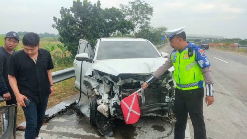 Kecelakaan dialami mobil yang ditumpangi pedangdut Difarina Indra di Tol Jombang-Mojokerto (Jomo). (Ist)