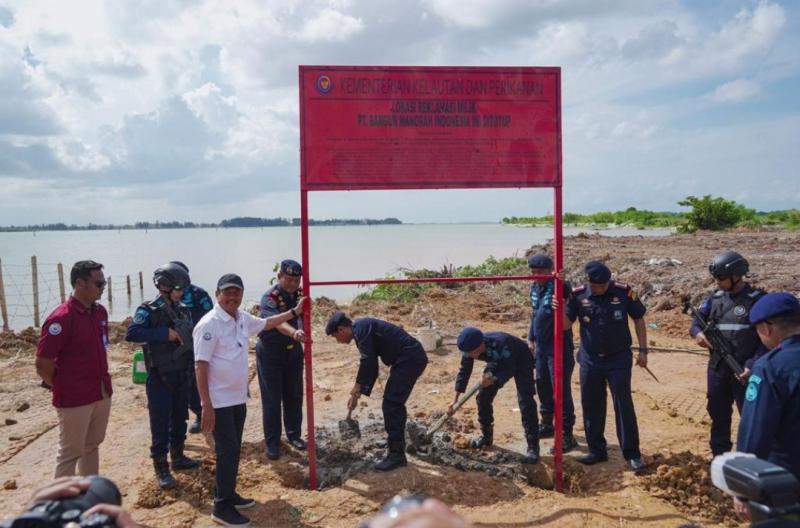 Menteri KKP Sakti Wahyu Trenggono melakukan sidak di lokasi reklamasi ilegal di kawasan Teluk Tering, Kota Batam, Kepulauan Riau, Kamis (8/6/2023). Menteri Trenggono mengimbau pihak-pihak yang ingin berkegiatan menetap di ruang laut, termasuk kegiatan reklamasi, untuk mengurus izin dasar PKKPRL lebih dulu untuk memastikan kegiatan tersebut tidak mengancam keberlanjutan ekosistem pesisir dan laut. Kunjungan kerja Menteri Trenggono di Batam sekaligus untuk memperingati Hari Laut Sedunia yang jatuh setiap 8 Juni.