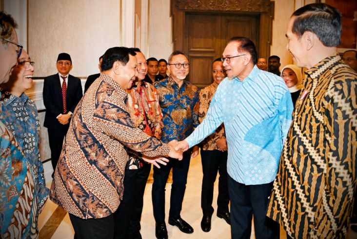 Menhan Prabowo Subianto mendampingi langsung Presiden Joko Widodo (Jokowi) menemui Perdana Menteri (PM) Malaysia Anwar Ibrahim. 