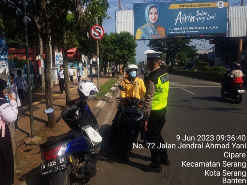Pemotor yang akan melawan arah di Jalan Jenderal Ahmad Yani, tepatnya di depan TK Bhayangkara, terciduk petugas Satlantas Polresta Serang Kota.
