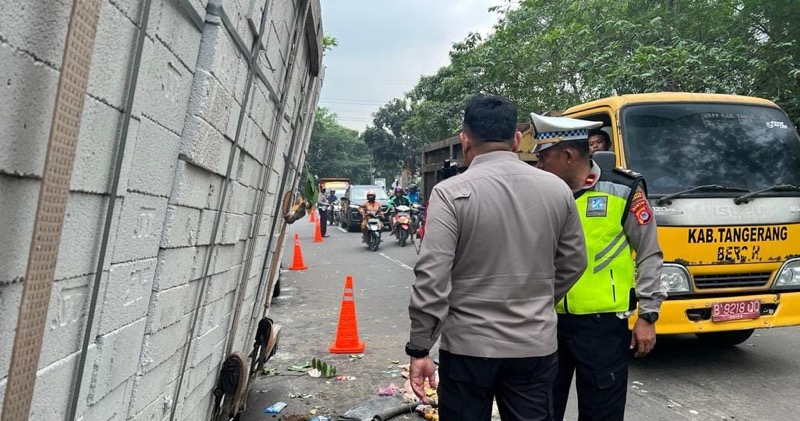 Kecelakaan tunggal truk muatan hebel di Tangerang. (Ist)