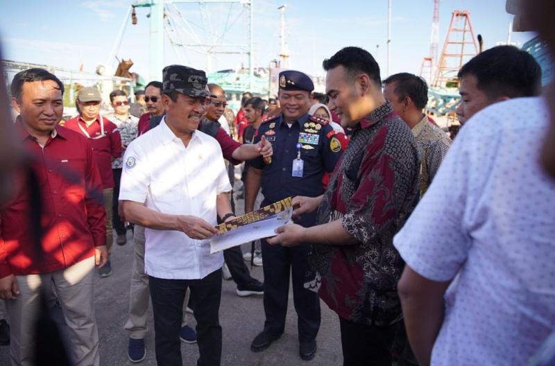 Menteri KKP didampingi Plt Dirjen Perikanan Tangkap dan Dirjen PSDKP menyerahkan secara langsung Surat Izin Usaha Perikanan atau SIUP kepada 2 pelaku usaha perikanan yang telah berkomitmen untuk bermigrasi perizinan, dari izin daerah ke izin pusat.