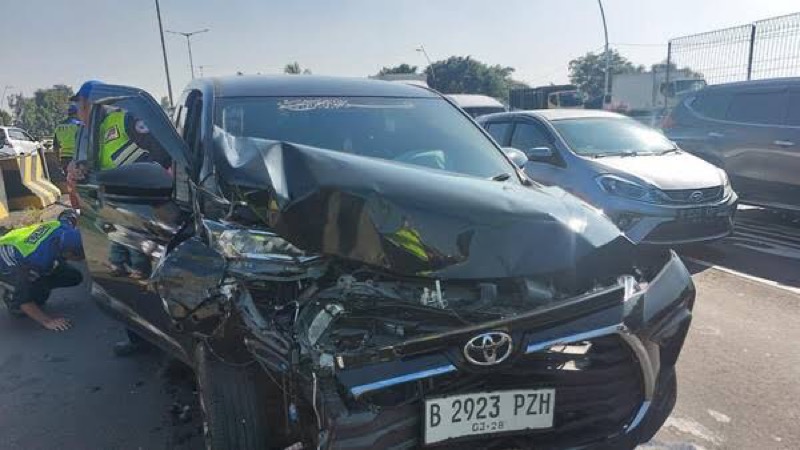 Mobil Avanza yang terlibat tabrakan beruntun di Tol Wiyoto Wiyono, Jatinegara. (Ist)