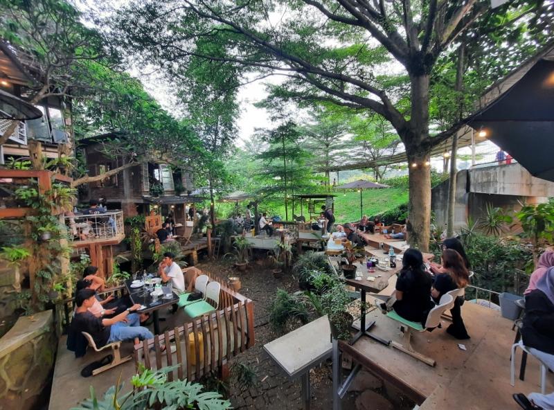 Pengunjung ramai menikmati makanan, minuman serta asiknya senja dan KRL yang melintas di Kafe Rummah Goa dekat Stasiun Jurang Mangu, Tangerang Selatan, Sabtu (10/6/2023).