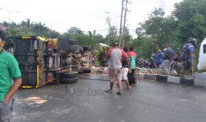 Kecelakaan tunggal  truk terjadi di Jalan S Parman, dekat RSUD, Sabtu (10/6/2023). (Ist)