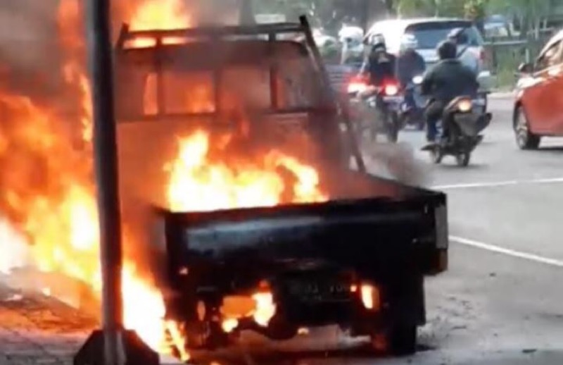 Mobil pikap terbakar di Jalan Daan Mogot, Rawa Buaya, Cengkareng, Jakarta Barat, Sabtu (10/6/2023) pagi. (Ist)