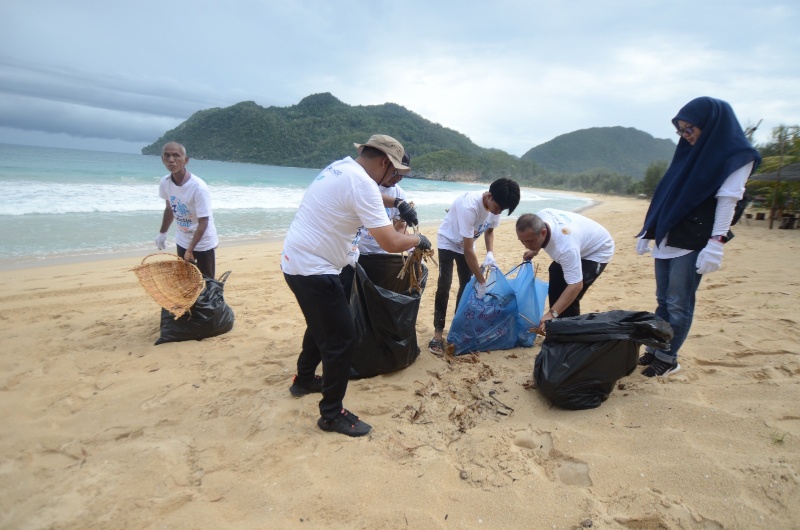 Bersih dan pilah sampah Pelindo Group di Pantai Lampuuk