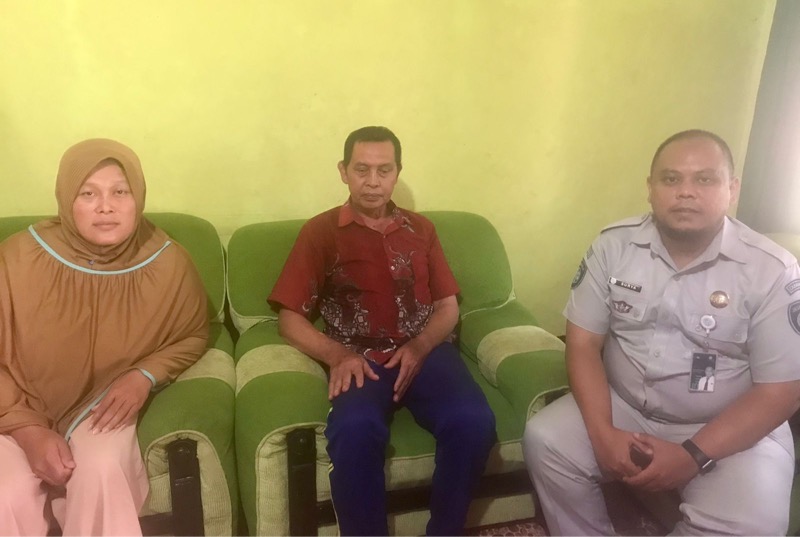 Petugas Samsat Jatinangor, Suryadi Kusumah, serahkan santunan kecelakaan kepada ahli waris korban tertemper kereta api di Kabupaten Bandung.