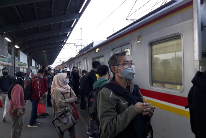 Penumpang commuterline menggunakan masker saat pandemi. (Ilustrasi)