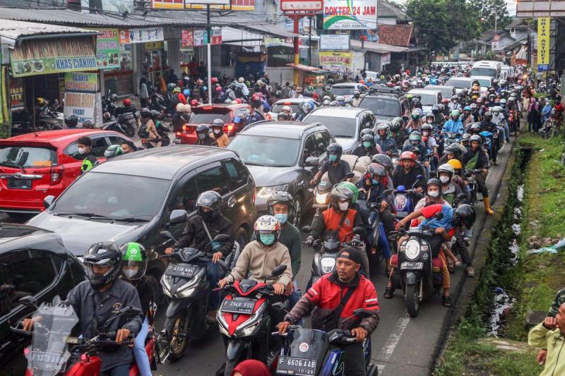 Jalan Raya Puncak Bogor, Jawa Barat mengalami kemacetan parah pada Minggu (11/6/2023).