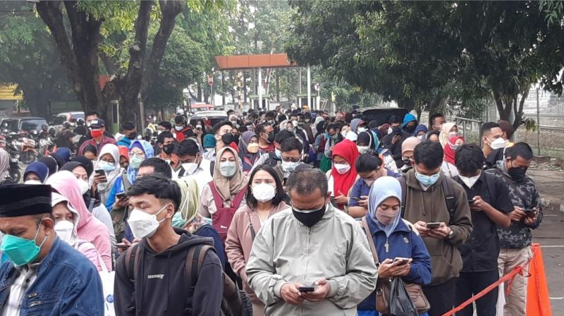 Antrean penumpang KRL yang alami penyekatan saat pandemi ketika hendak naik KRL di Stasiun Bekasi.