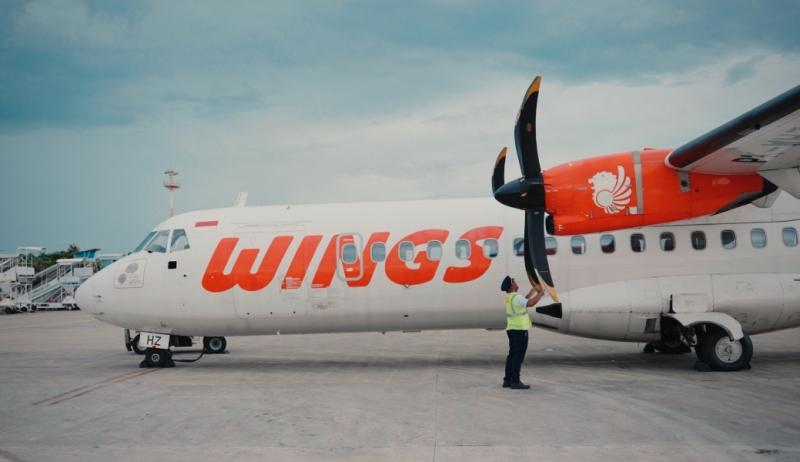 Petugas melakukan ramp check pada pesawat Wings Air untuk mendukung layanan angkutan Lebaran 2023. (Ilustrasi)