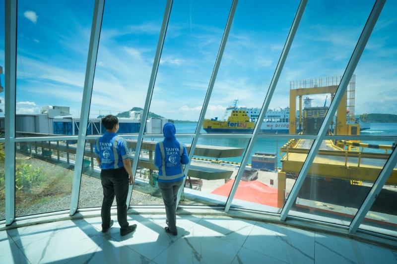 Pengguna jasa di penyeberangan (ist)