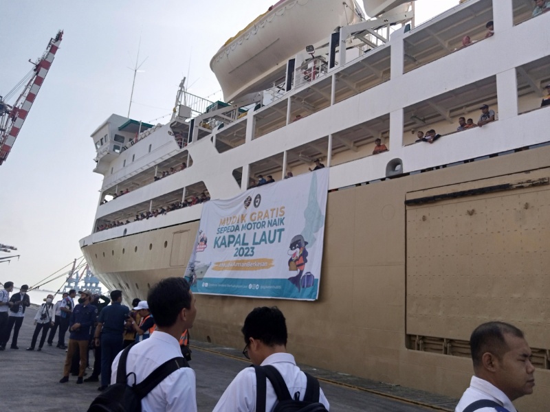 Penumpang kapal di Pelabuhan Tanjung Priok