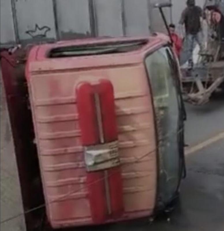 Truk pemadam kebakaran (damkar) terguling di Underpass Pasar Minggu, Jakarta Selatan, Rabu (14/6/2023) pagi. (Ist)