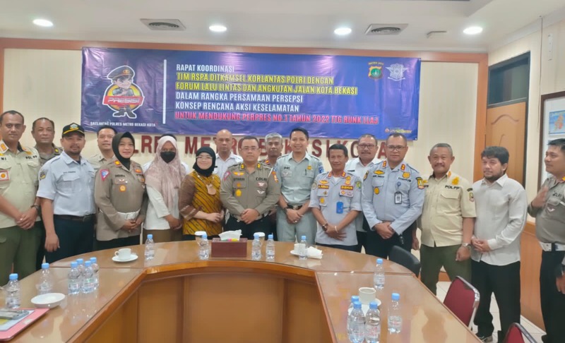 Kepala Jasa Raharja Bekasi menghadiri kegiatan rapat koordinasi Tim Korlantas Polri dengan Forum Lalu-Lintas Angkutan Jalan Kota Bekasi yang dilaksanakan di ruang rapat Satlantas Polres Metro Bekasi Kota.