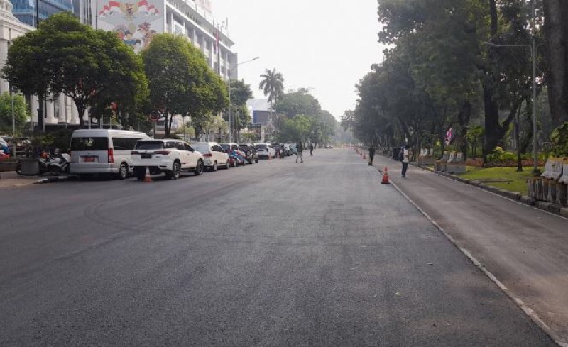 Akses Jalan Medan Merdeka Barat tepatnya di depan Gedung Mahkamah Konstitusi (MK), Jakarta Pusat ditutup.