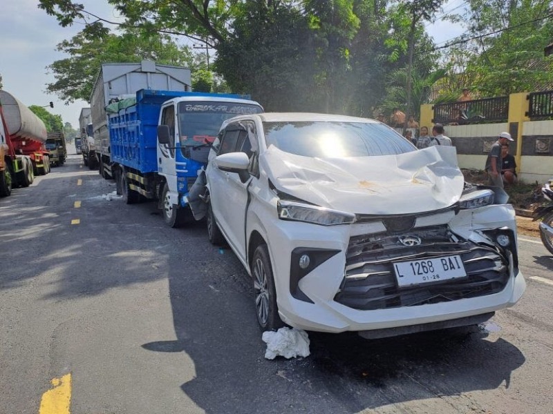 Insiden kecelakaan beruntun terjadi di jalur Pantura, tepatnya di Jalan Tuban-Widang KM 9-10, Desa Tunah, Kecamatan Semanding, Kabupaten Tuban, Jumat (16/6/2023) pagi. (Ist)