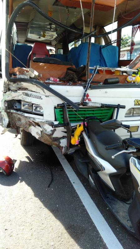 Bus rombongan santri ringsek usai terlibat kecelakaan dengan 2 sepeda motor di Bangka Selatan. (Ist)