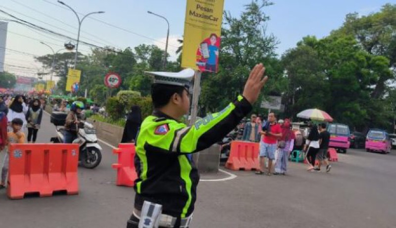 Jajaran Satlantas Polresta Serang Polda Banten melakukan rekayasa lalu lintas ruas jalan Cipare menuju Alun-alun Kota Serang dan sebaliknya saat pelaksanaan Car Free Day (CFD) Kota Serang, Minggu (18/6/2023) pagi. (Ist)