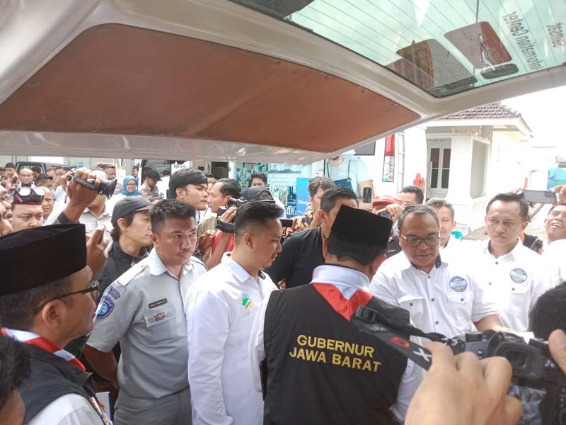 Dalam Rangka Kunjungan Kerja Monitoring layanan di Kantor Bersama Samsat, Ridwan Kamil Gubernur Jawa Barat kunjungi Samsat Kabupaten Bekasi.