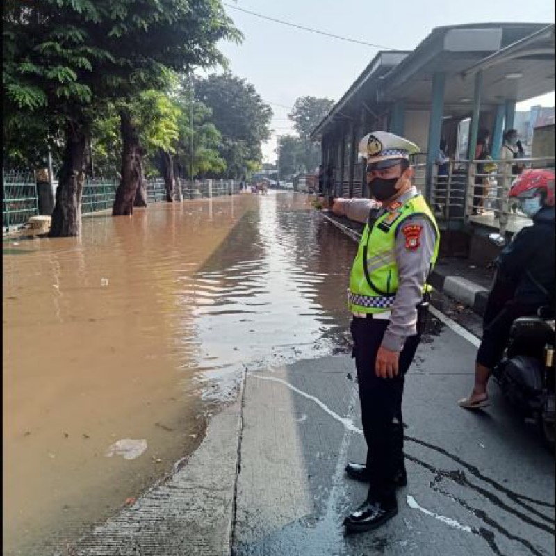 Banjir menggenangi ruas Jalan Raya Jakarta-Bogor pada Senin, (19/6/2023). (Ist)