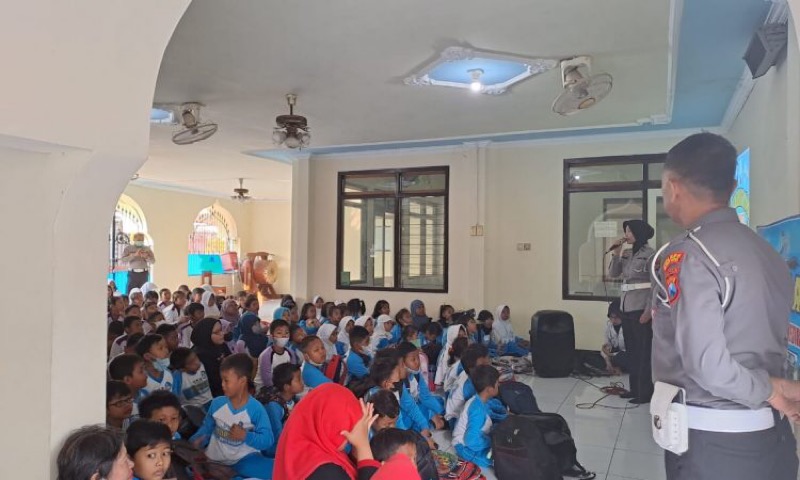 Satlantas Polres Kediri Kota melaksanakan kegiatan polisi sahabat anak di SDN Dandangan 1 Kota Kediri. (Ist)