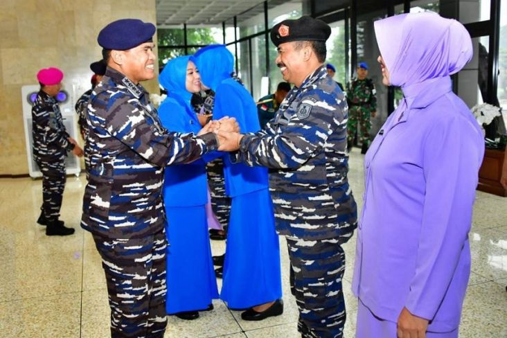 Kepala Staf Angkatan laut (KSAL) Laksamana TNI Muhammad Ali saat menyalami para Perwira Tinggi (Pati) TNI Angkatan Laut (AL) yang naik pangkat. 