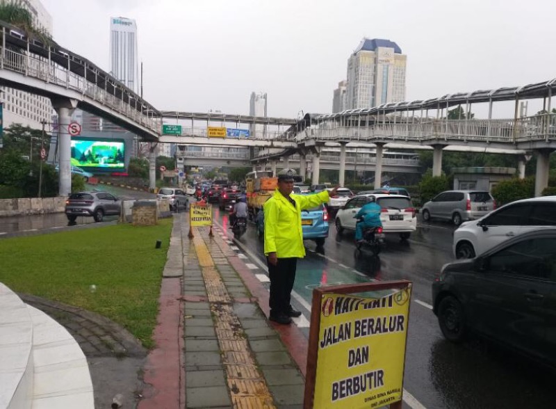 Arus kendaraan di kawasan Sudirman, Jakarta mengalami kepadatan pada Senin (19/6/2023) siang, usai diguyur hujan.